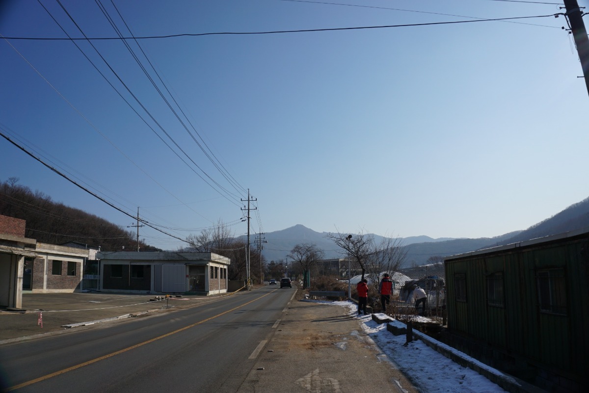 보광사 아랫마을에서 바라 본 고깔 모양의 앵무봉