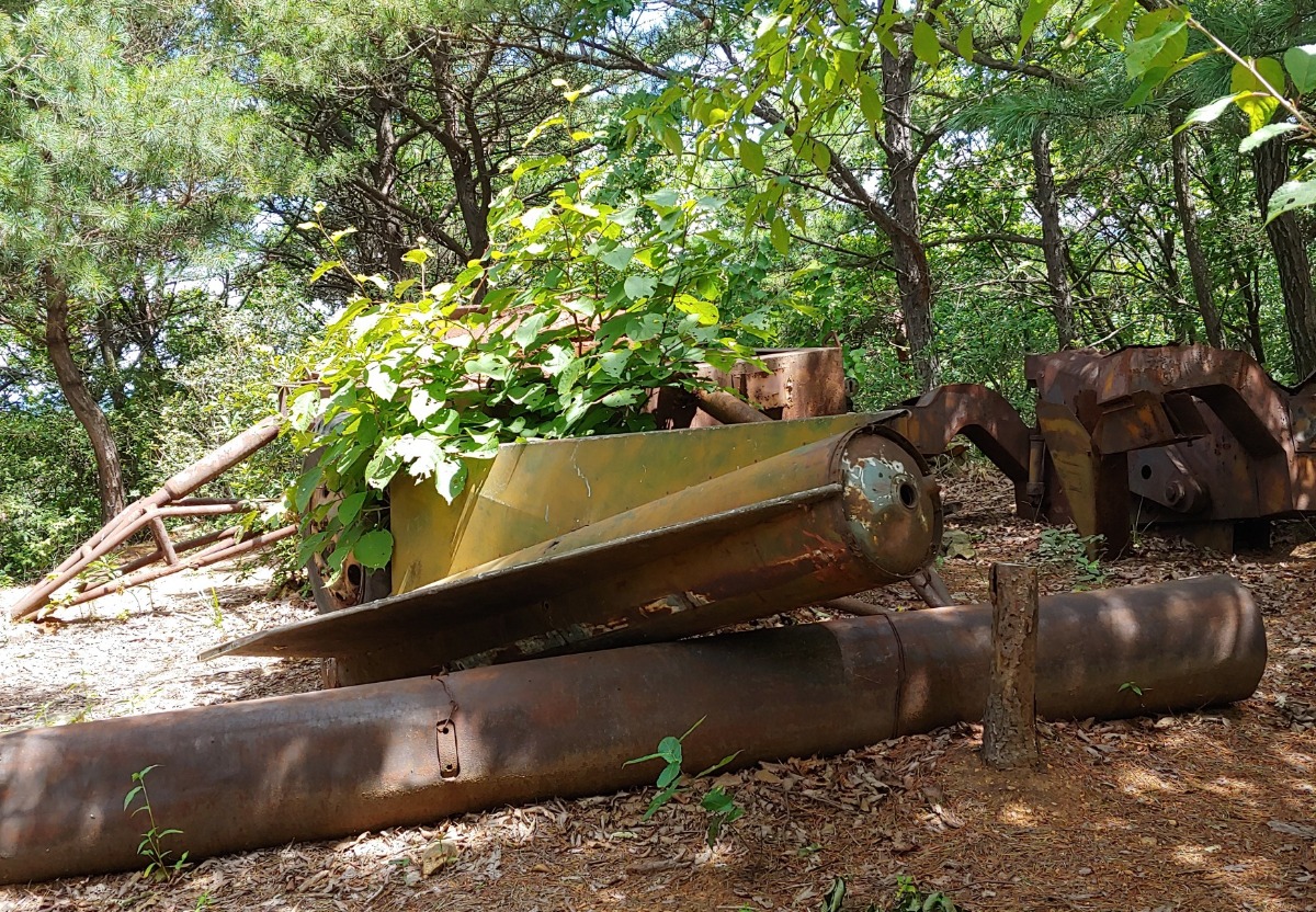 오래된 미사일 잔해가 있는 정상