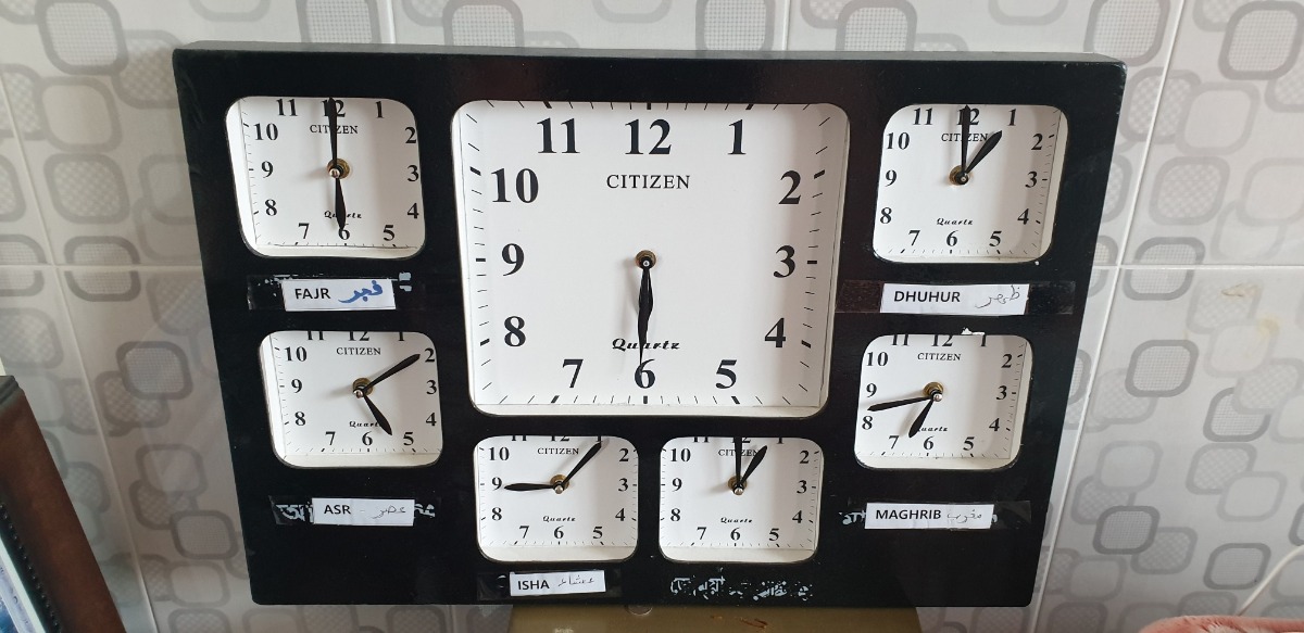 하루 다섯번의 기도시간을 표시 해 둔 시계