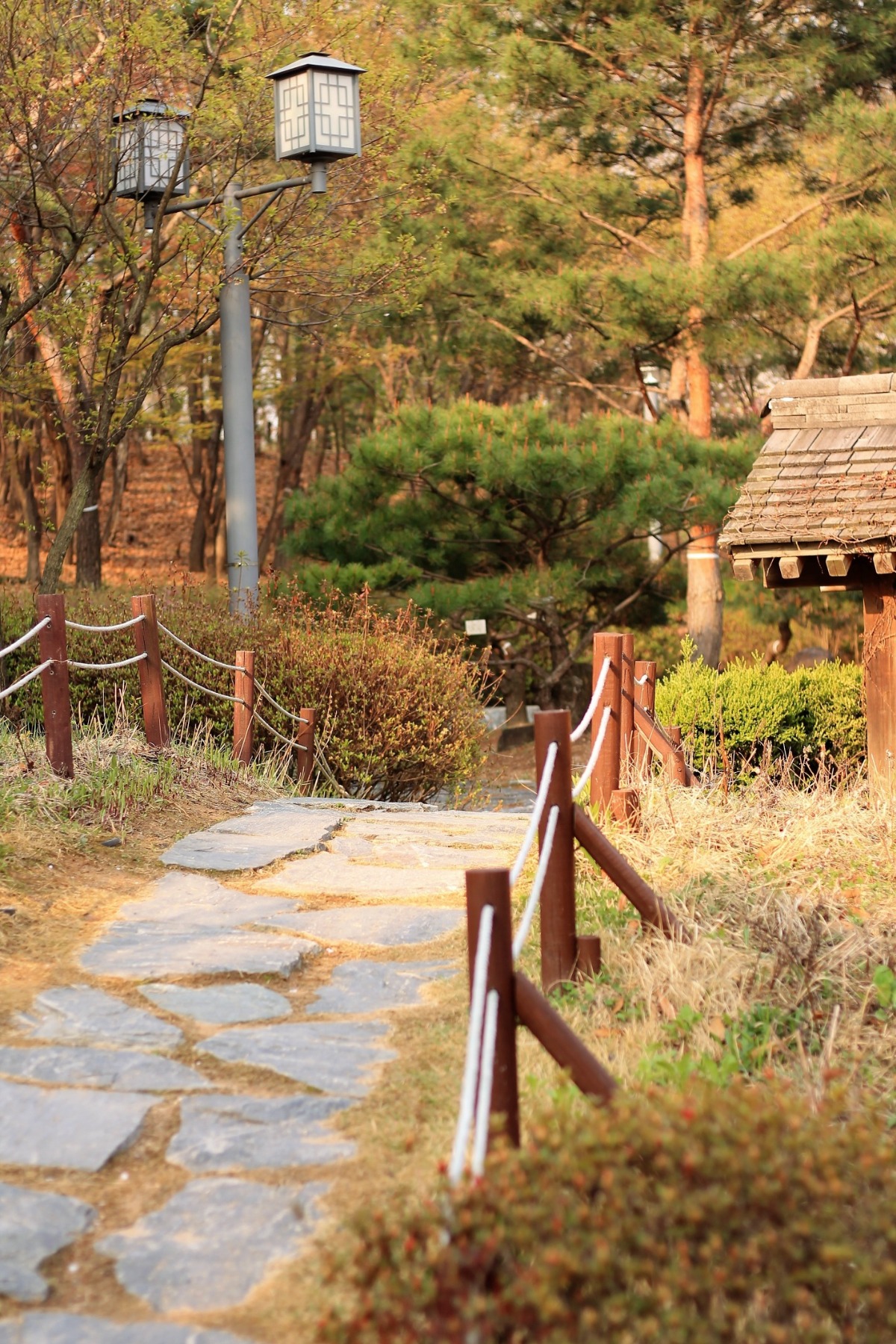 일본 정원으로 향하는 산책로