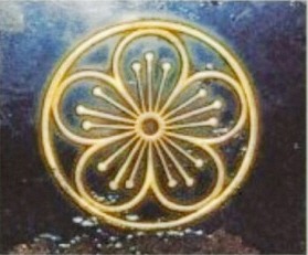 각각 고종의 어차에 번호판 대신 왕실 문양