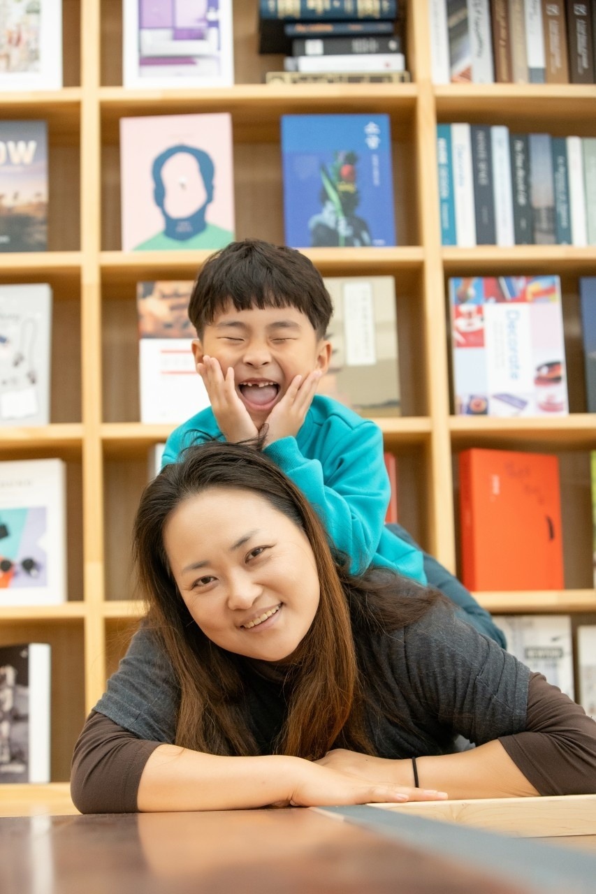발달장애 아동을 위한 조력공동체 ‘놀,잇다’ 회원 노희영씨와 아들
