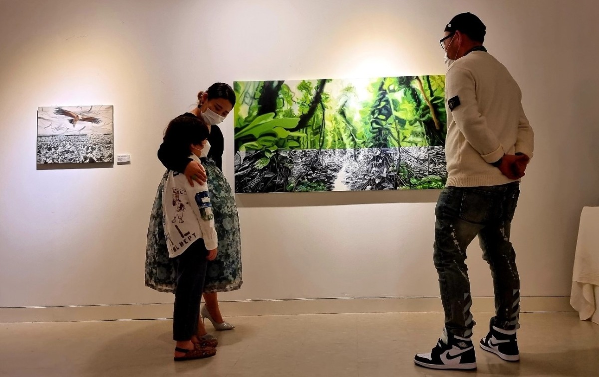 5월5인5색전 정인완 작가 작품 앞에선 선후네 가족