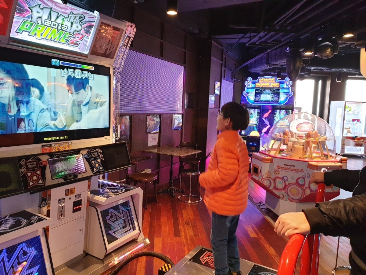 오락실에서 게임하는 도언이