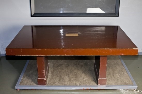 클라크 대장이 서명 때 사용했던 문산극장의 소형 탁자. 현재 전쟁박물관 보관