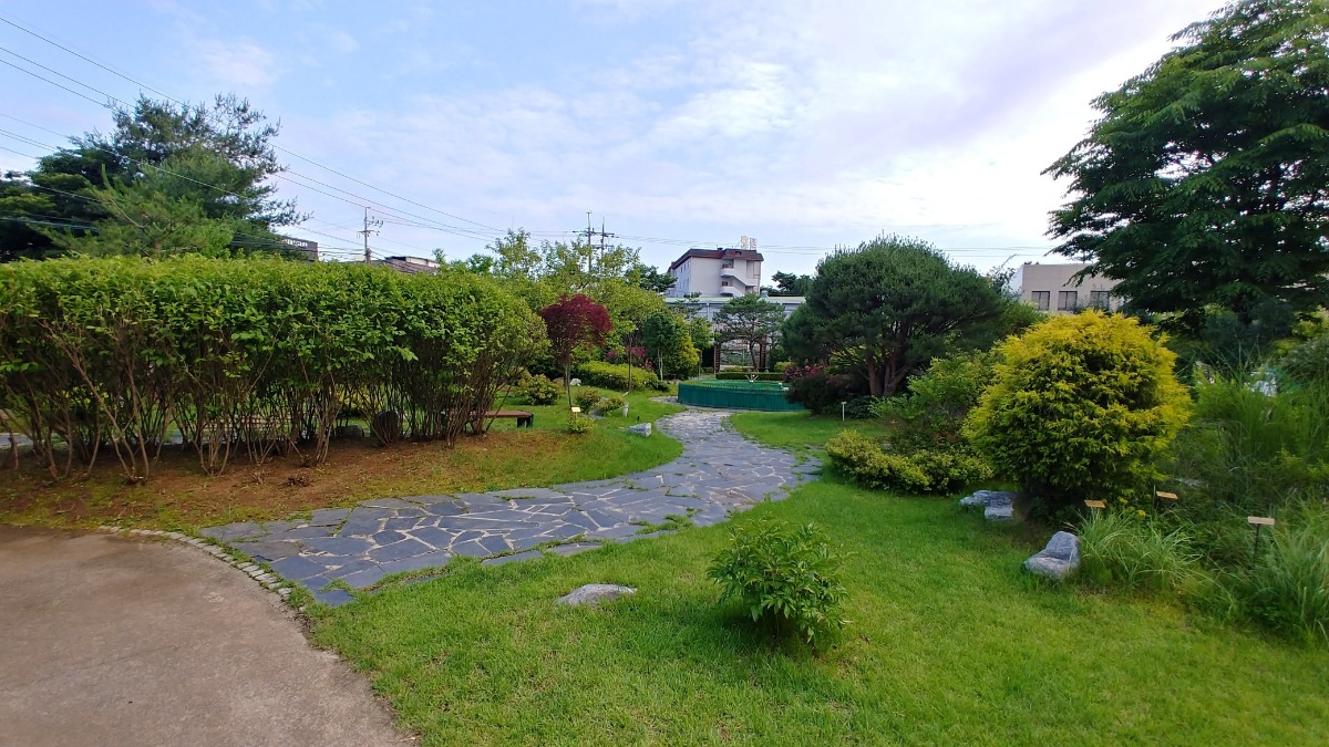 아름답게 가꿔진 식물들과 정원들을 감상하는 것만으로도 충분한 가치