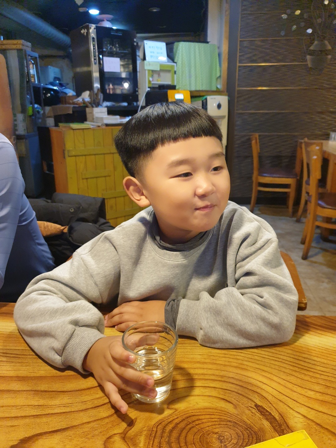 식당에서 가족과 함께