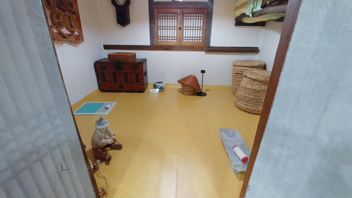 실내와 부엌의 모습들도 마치 민속촌처럼 재미있게 꾸며놓았다.