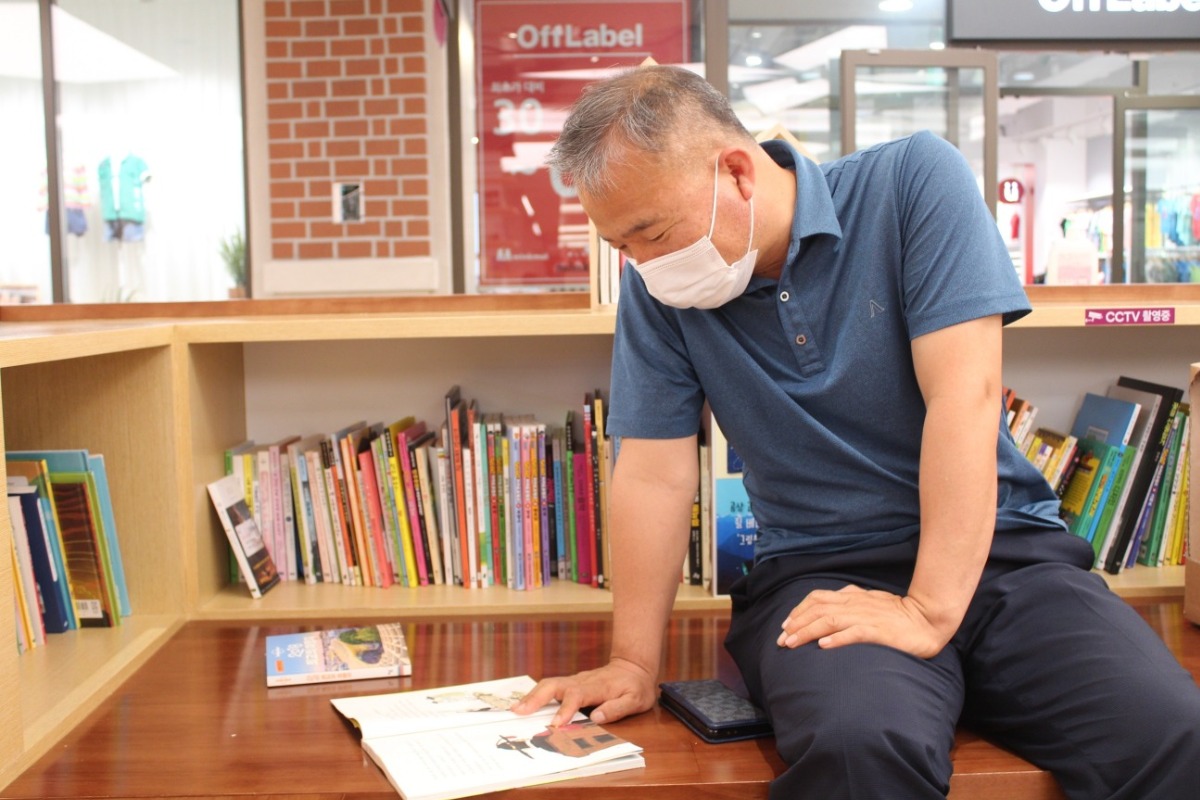 쇼핑하러 온 아내와 딸을 기다리는 아빠