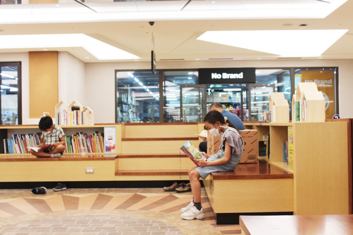 아이들은 엄마 옆에서 책장에 꽂혀 있는 책 구경을 하고 있다.