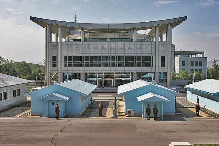 북쪽에서 촬영한 남측의 <자유의집>. 가장 흔히 보는 것은 남쪽에서 촬영한 것으로 북한의 판문각이 보이는 사진들이다.