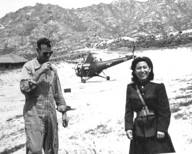 1951.7. 대표단을 싣고 온 미군 헬기 조종사를 환한 웃음으로 맞는 북 통역원