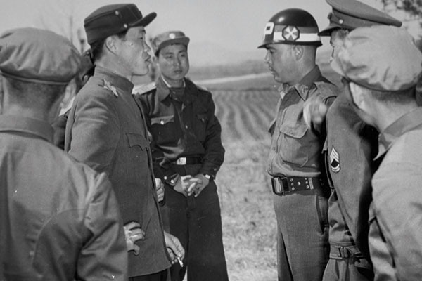 회담장이 허허벌판 판문점으로 옮겨진 뒤 양측은 야외에서도 설전 중이다.