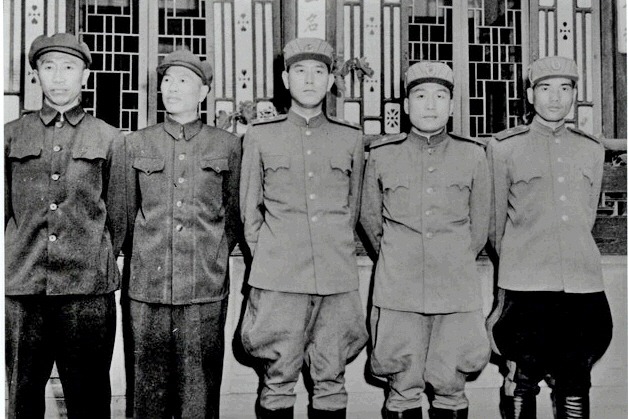 중국 대표(좌의 둘)을 거느리고 수석 대표로 참석한 남일(중앙). 당시 40세.