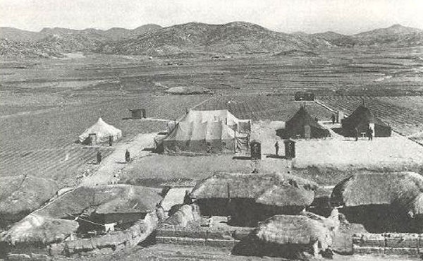 허허벌판에 천막으로 급조한 초창기에는 길 건너에 초가집 몇 채만 있었다.