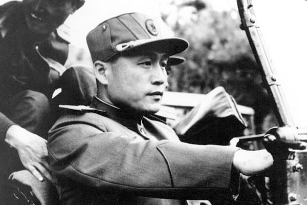 남일은 외모로는 매우 깔끔한 지성파 미남형이었다.  실제로 그는 훗날 소련 대학에서 외교학도 강의했다.