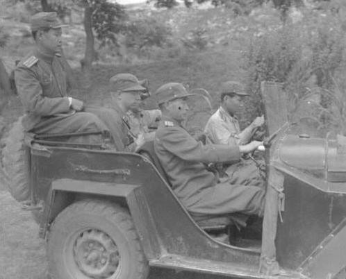 내봉장으로 들어오는 북한군 지프. 당시 운전병은 미군의 군화를 신고 있었다.