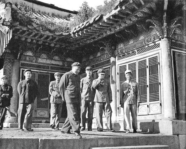 1951.6. 회담장으로 내정된 내봉장을 미리 둘러보는 중국군총사령관 펑더화이. 그는 실제 회담에는 얼굴을 비치지 않았다.