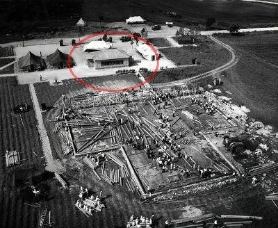 그러다가 기자들의 취재가 늘어나고 해외의 이목을 끌게 되자 미군 측은 회담장을 크게 증축하게 된다. 공사용 자재들이 건축 현장 이곳저곳에 있는 게 보인다.