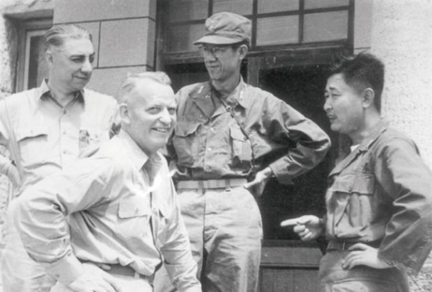 개성회담 당시의 한미 대표. 행크 호디스 소장, 알레이 버크 제독, 연락관 이수영 대령, 백선엽 장군(당시 31세로 영, 중, 일의 3개 외국어에 능통했고, 미국 측에서 가장 신임했다.)