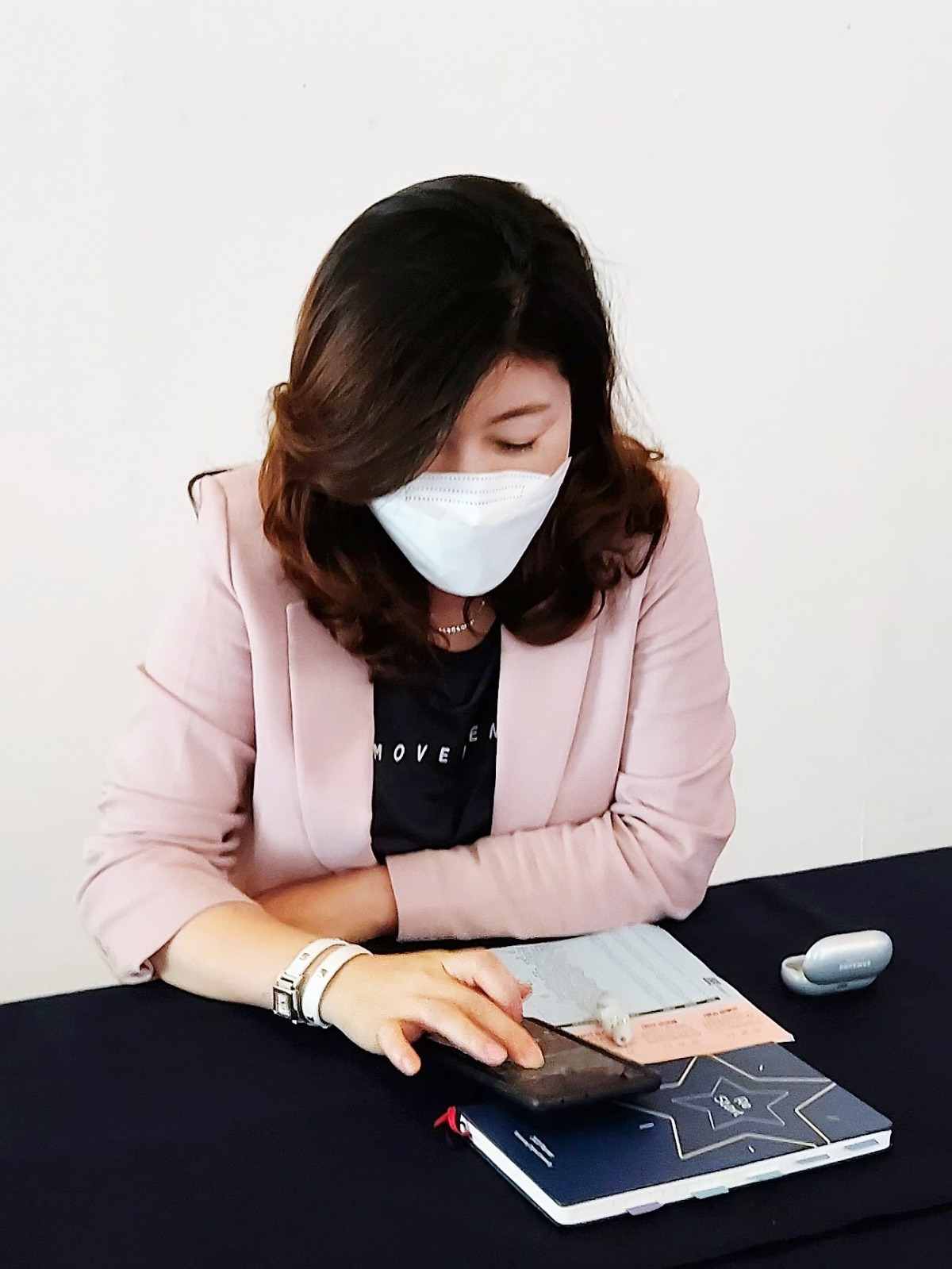 이틀간 무장애 공원에서 여러 컷의 일몰 광경을 찍어와 영상 편집 중이던 방인혜 씨