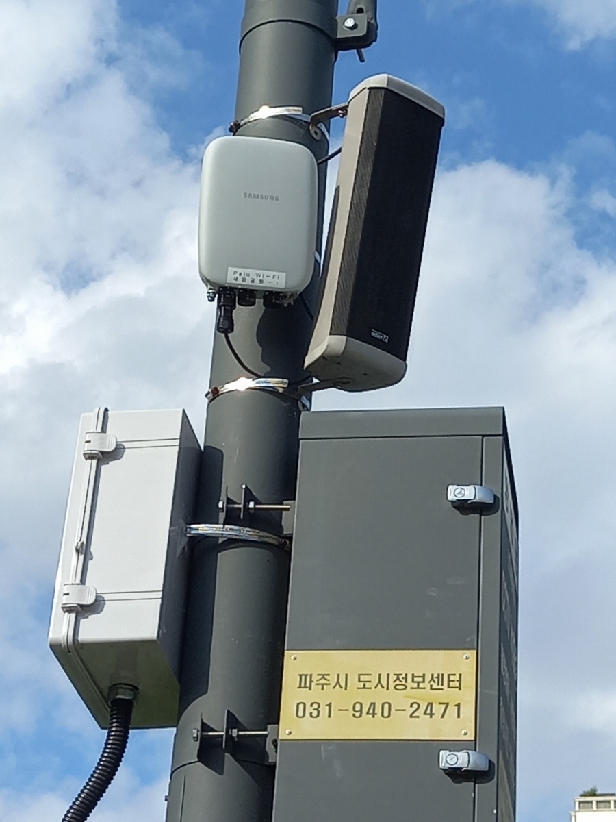 최상단 스피커 옆의 기기가 와이파이 중계기