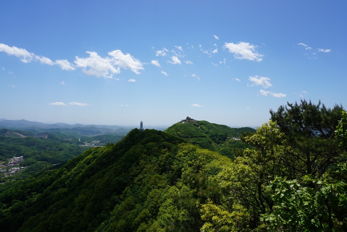 동봉에서 바라본 중봉과 서봉정상