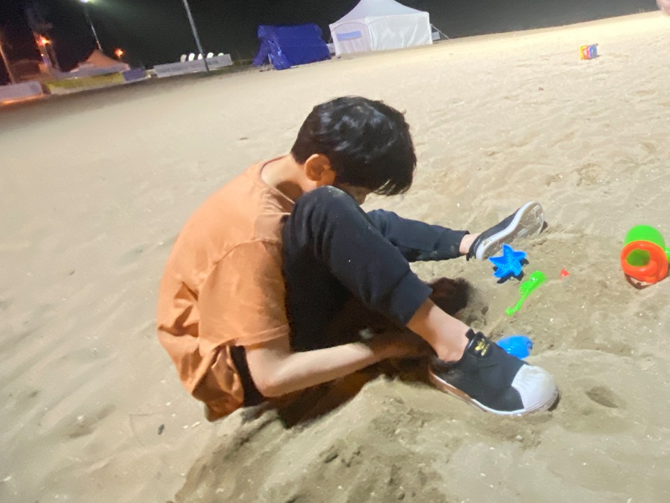모래놀이하는 아이