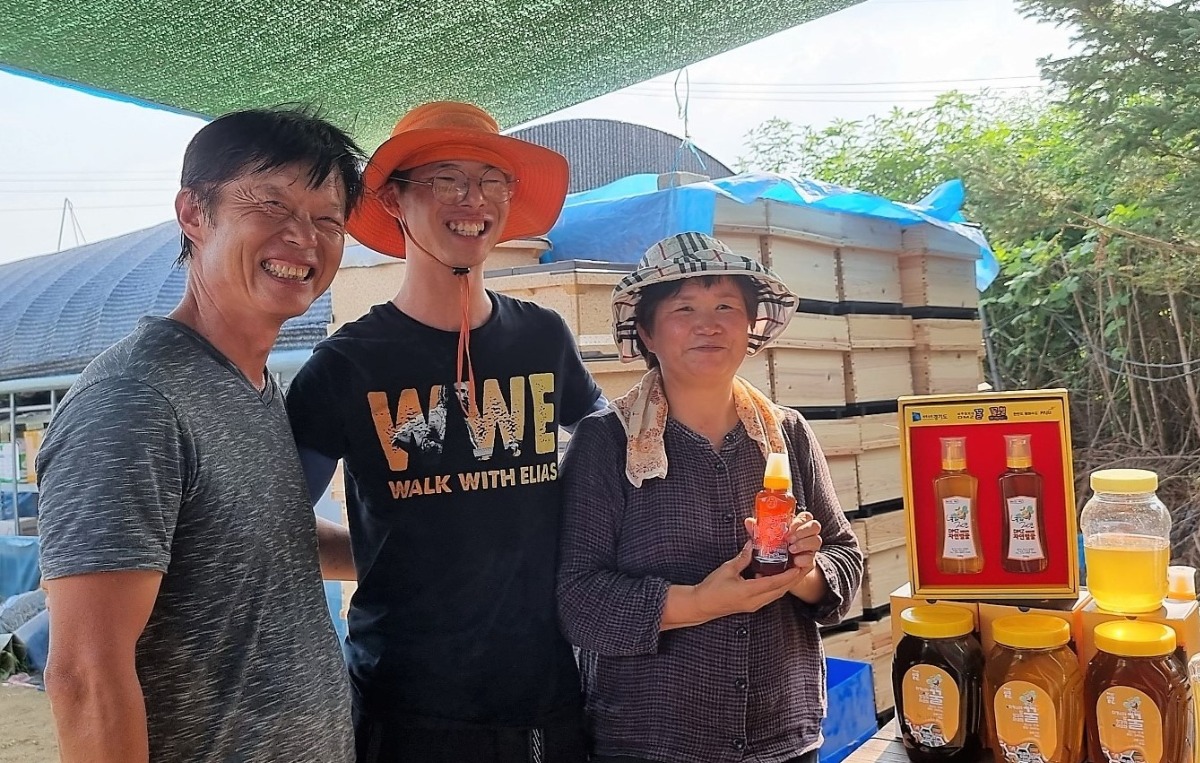 좌부터) 조국현 대표, 조영진씨, 유정미 회장