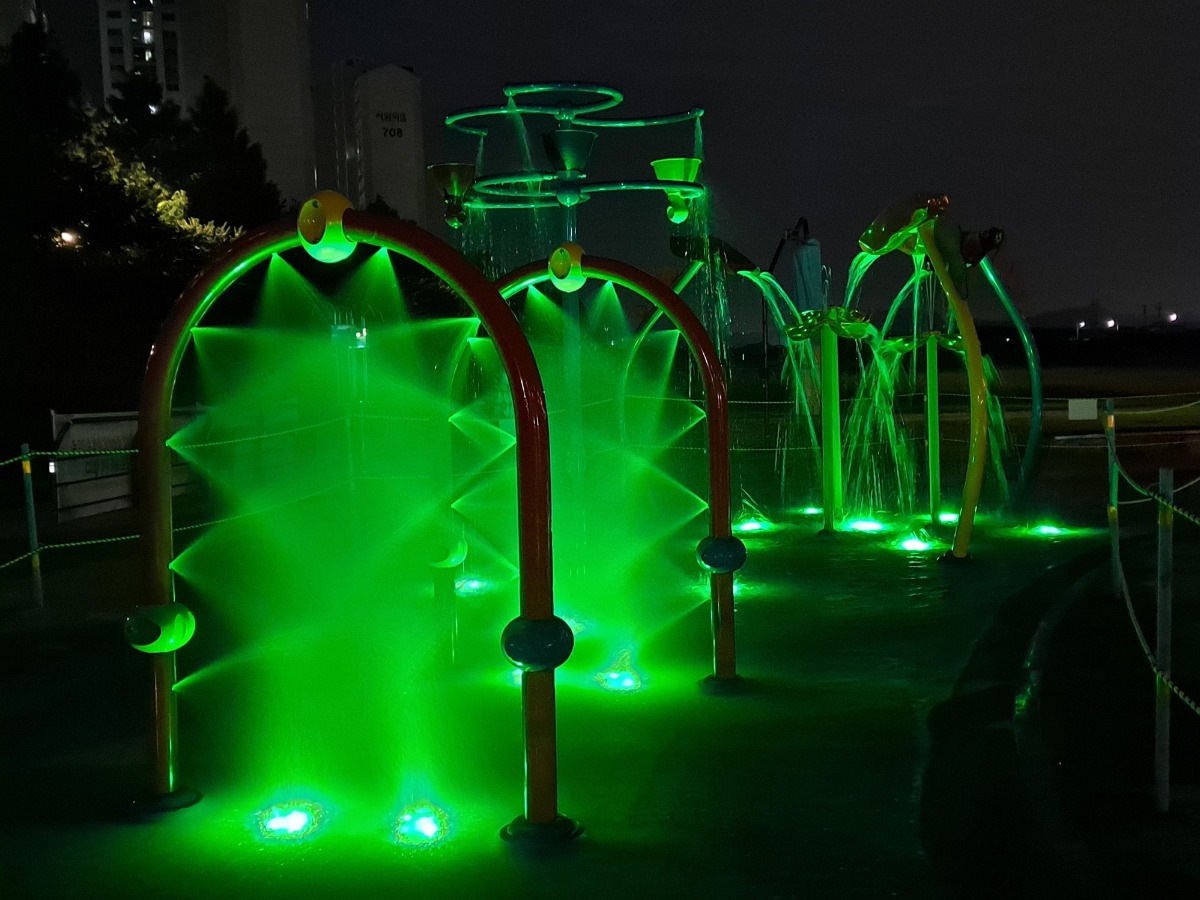 다양한 모양의 조명 시설에서 떨어지는 물줄기