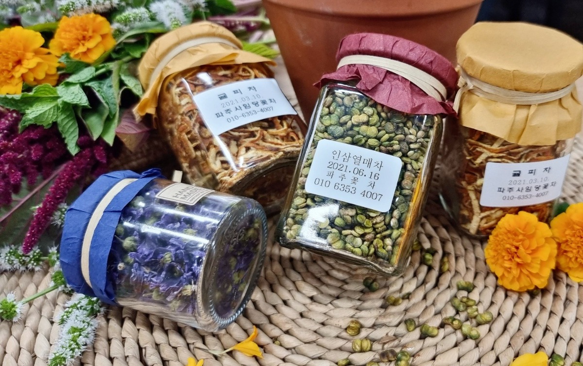 완성된 인삼 열매 차와 꽃차