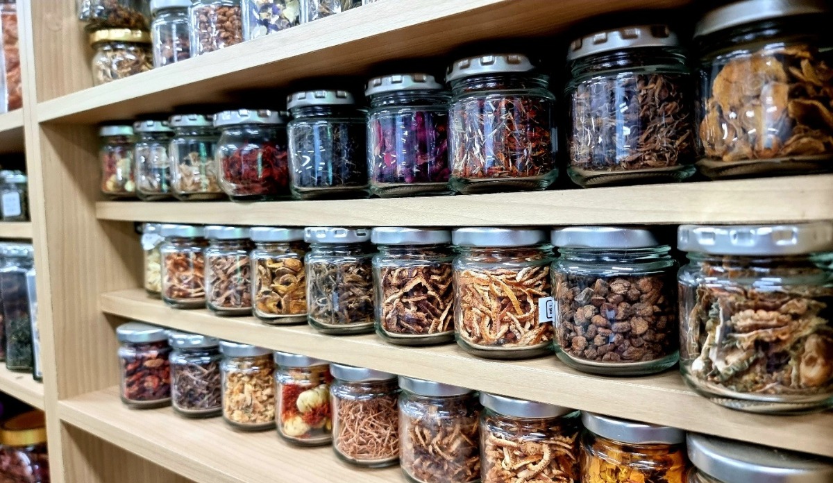 완성된 꽃차 진열장에서