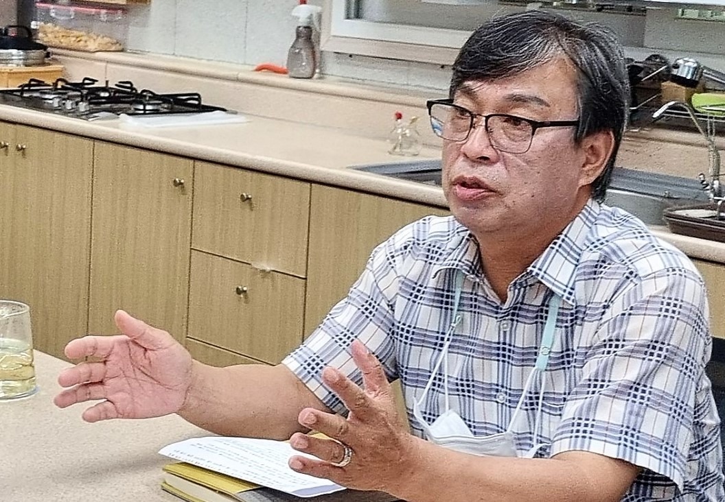 허준 약초반 운영에 대하여 설명하는 김종운 한방약초팀장