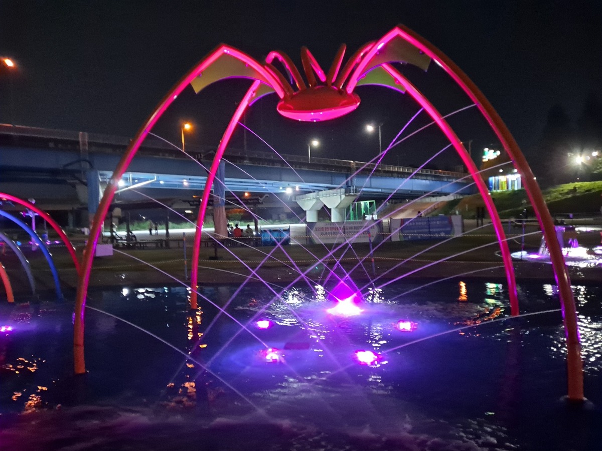 공릉천 물놀이장 야간 경관조명을 가동