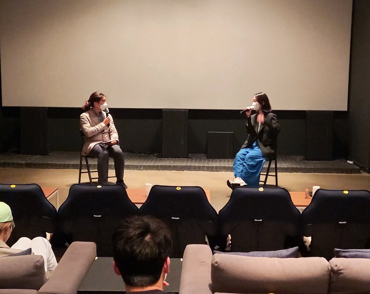 관객과의 만남(GV) 진행 모습 (좌) 사회자 김석목 감독, (우) 초대감독 남궁선 감독