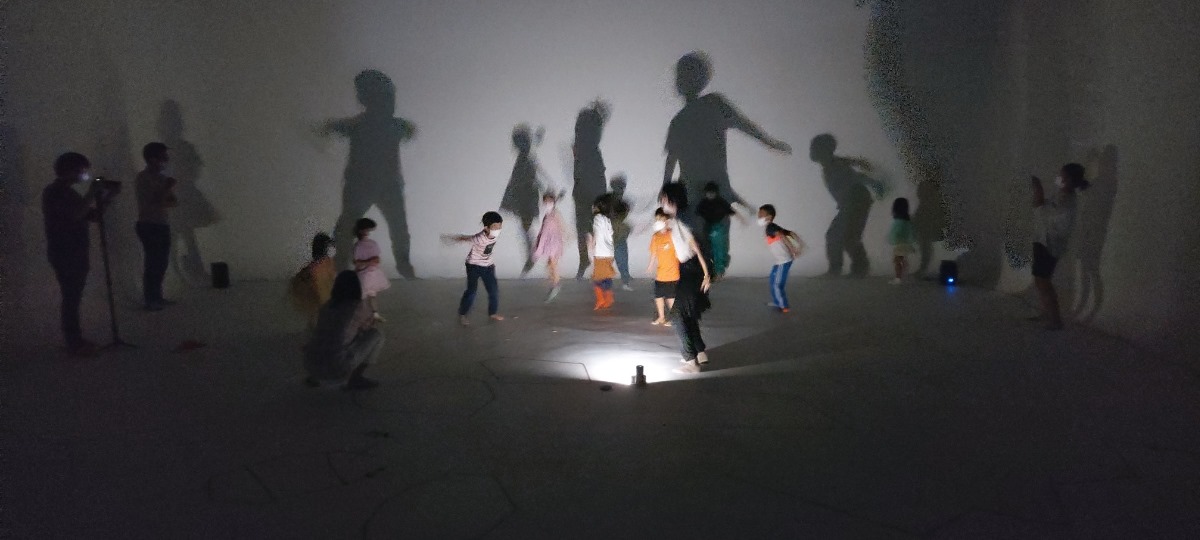 그림자놀이 춤에 열중하고 있는 아이들