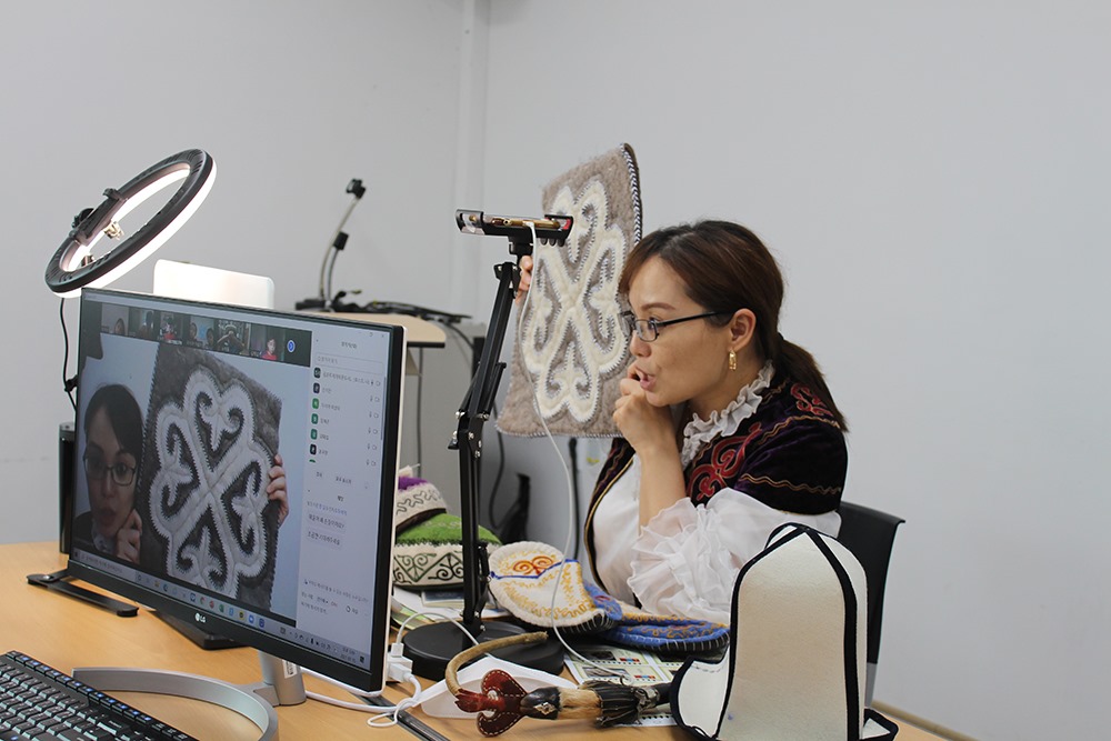 키르기스스탄 문화를 소개하는 모습