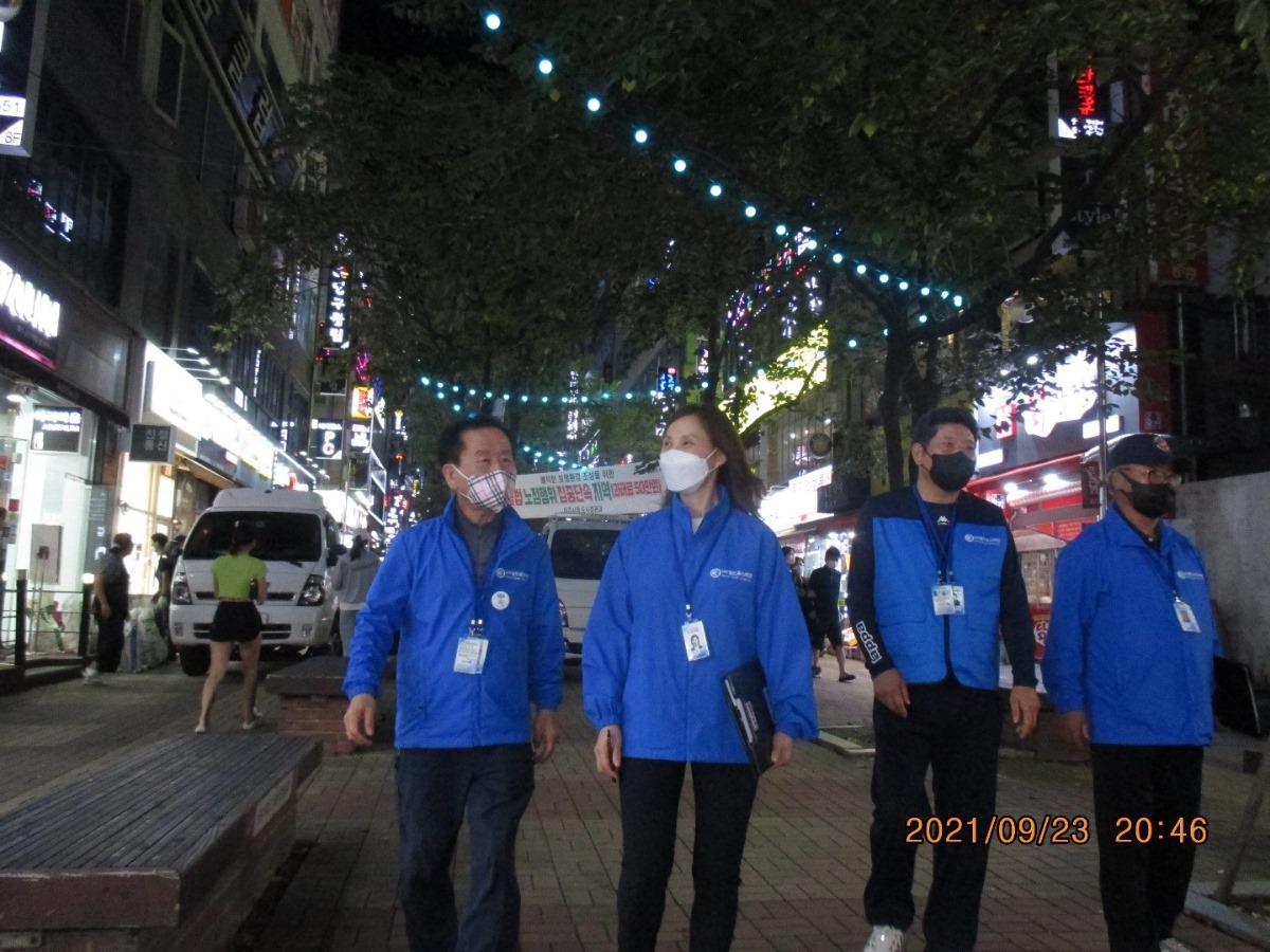 방황하는 청소년들을 지도하기 위해 밤거리 순찰을 도는 모습