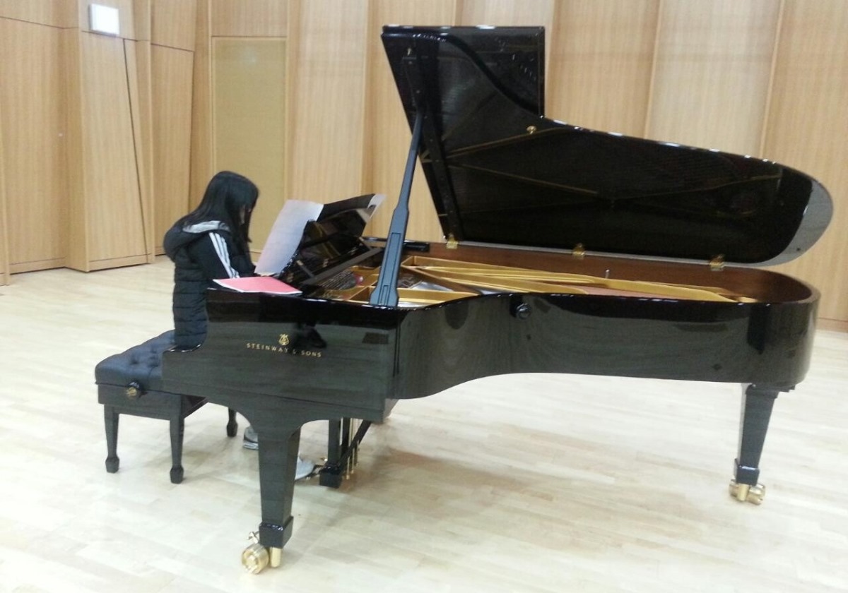 솔가람아트홀의 스타인웨이 그랜드 피아노(C227). 한 연주자가 리허설을 하고 있다.