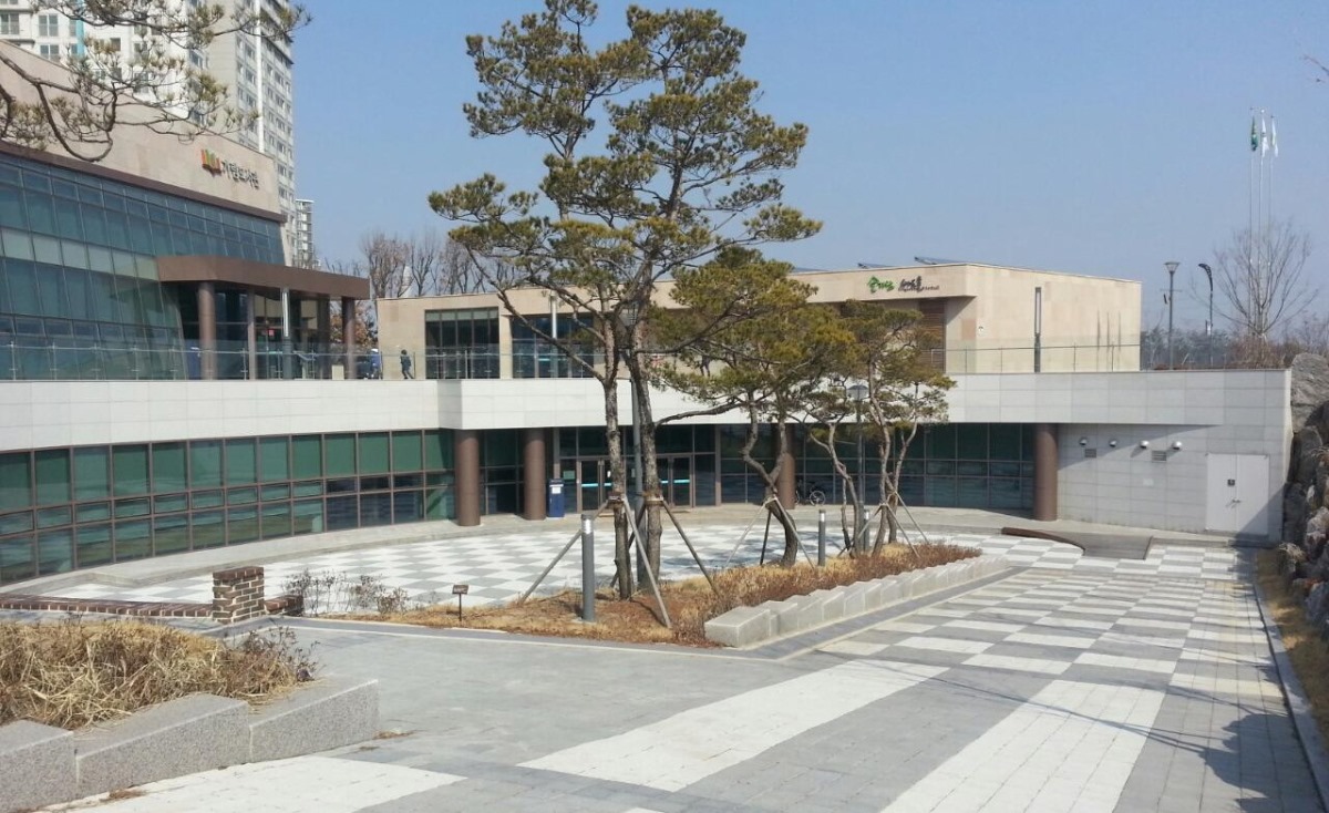 솔가람아트홀. 사진 왼편은 가람도서관으로 지하 1층 홀은 도서관과 공용 공간이다.