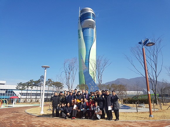 하남시의 유니온 파크. 세종시의 쓰레기 처리 민관협의체 위원들이 견학 차 방문 후 기념 촬영한 모습. 타워 아래 지하에 종합 처리 시스템이 설치돼 있다.