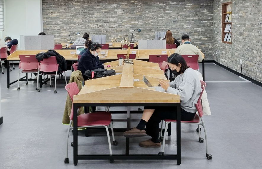 학습정보실을 이용하고 있는 시민들