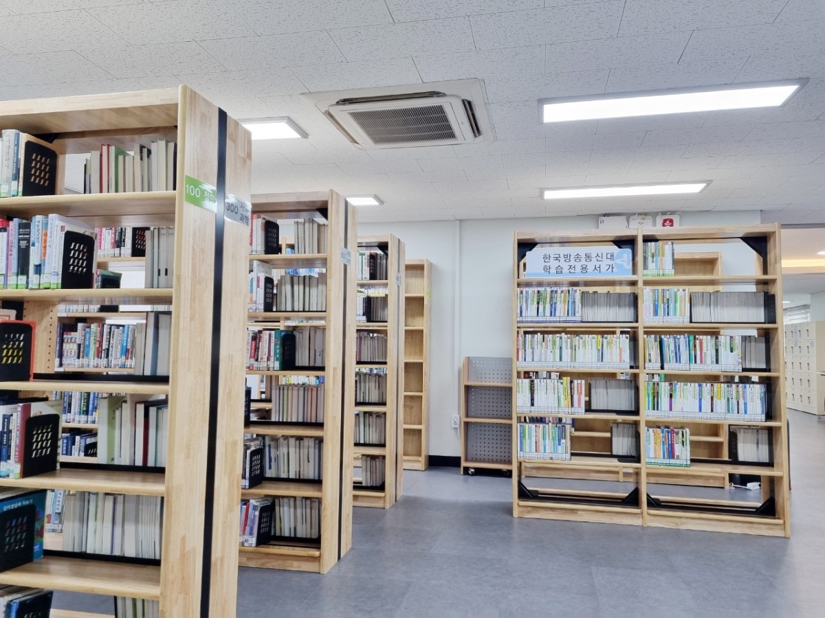 깔끔한 모습으로 리모델링한 문산도서관