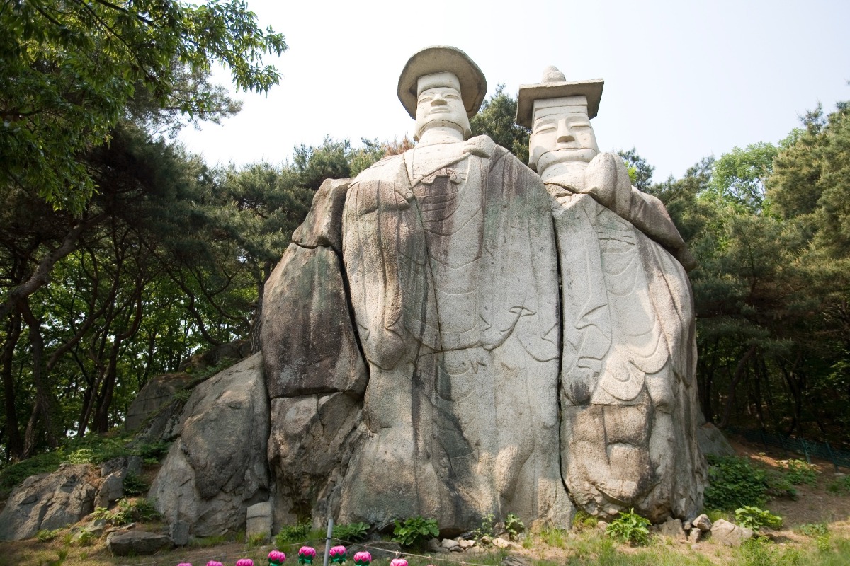 용미리 마애이불입상(광탄면)