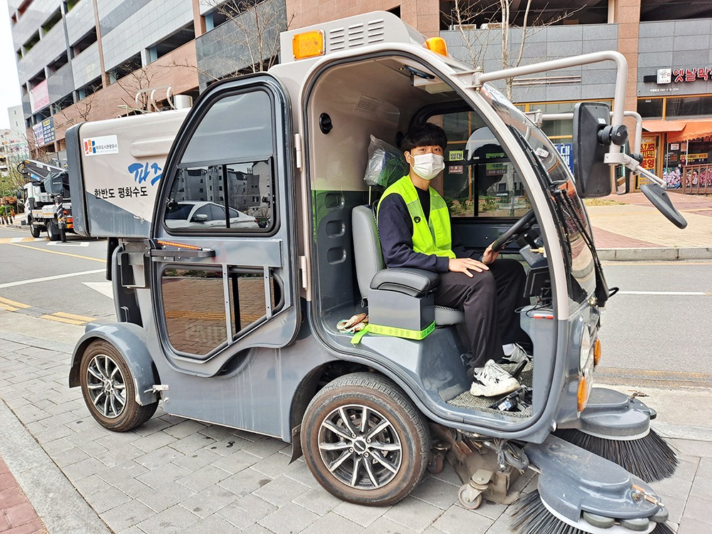 친환경 소형전기 청소차를 운행하는 한효석 씨