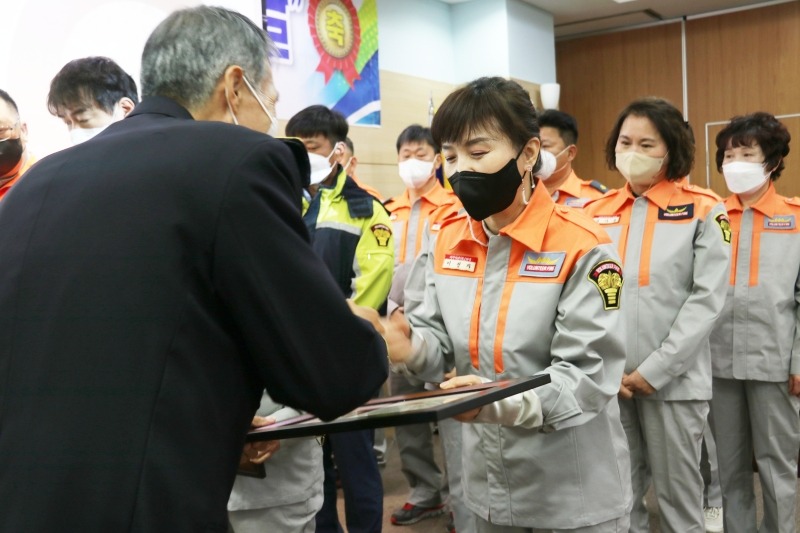 표창장을 받고 있는 의용소방대원들