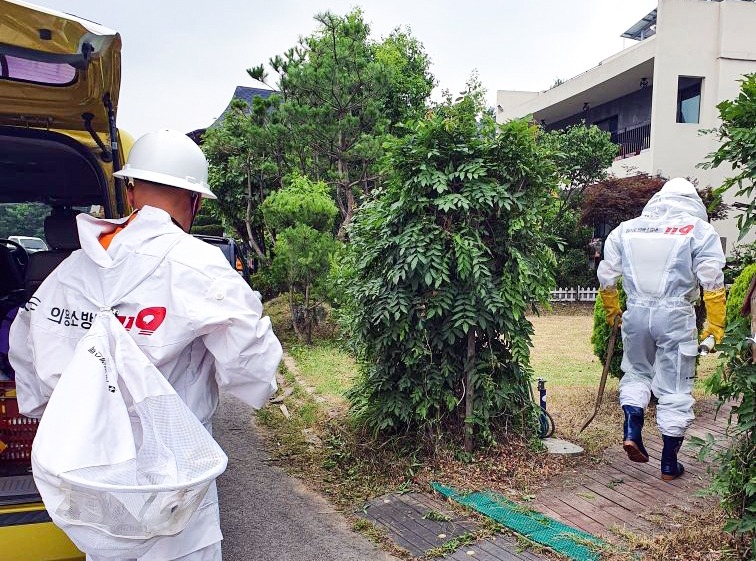 장비를 갖추고 화재현장에 출동하는 모습