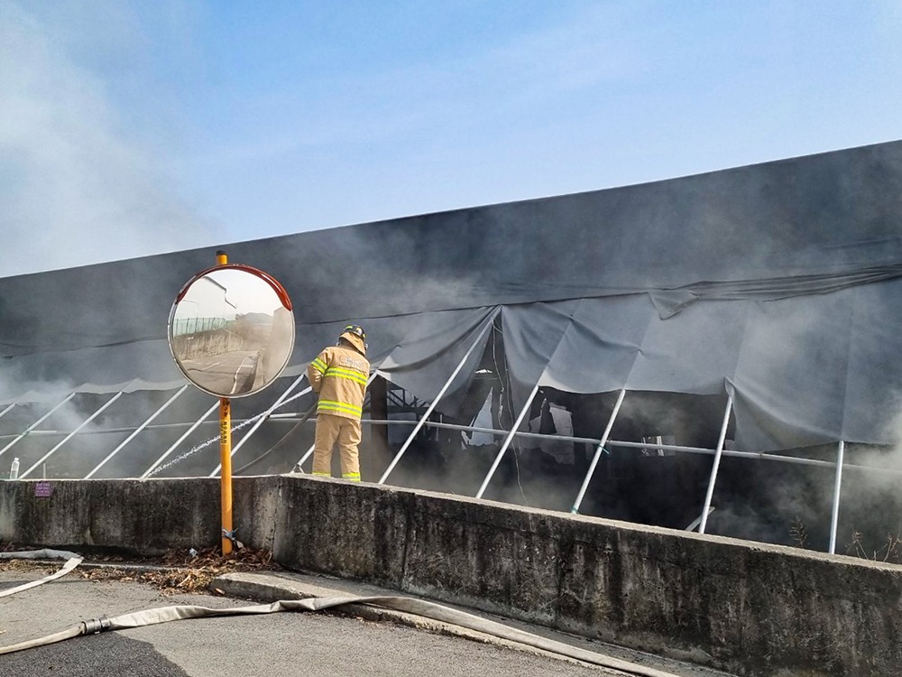 잔불을 정리하고 있는 의용소방대원