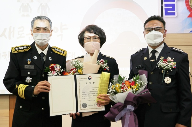 김경자 적성여성의용소방대장(가운데)이 행안부 장관 표창을 받았다.