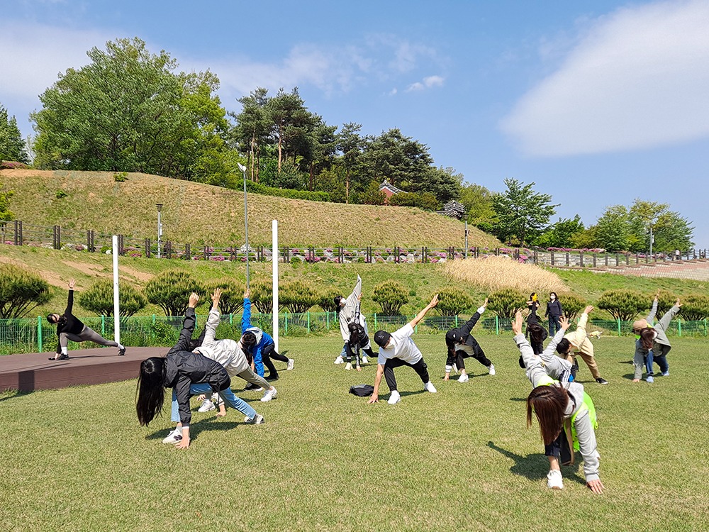 쓰레기 줍기 활동이 끝난 후 마무리 스트레칭을 하는 모습